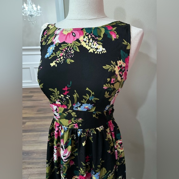 Lightweight Floral Dress - Picture 2 of 6